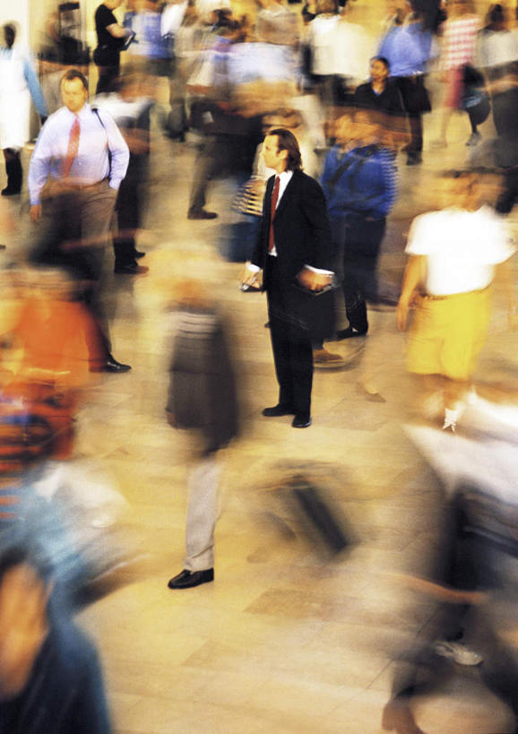 西方人,商务人士,商务男性,商务女性,站,走,竖图,俯视,室内,白天,衬衫,欧洲,欧洲人,套装,朦胧,模糊,领带,地面,许多人,注视,休闲装,观察,看,站着,一群人,休闲,休闲服,观看,察看,关注,商务装,工薪阶层,男人,男性,年轻男性,年轻女性,女人,女性,白种人,白领,上班族,步行,散步,站立,走路,半身,彩图,高角度拍摄,衬衣