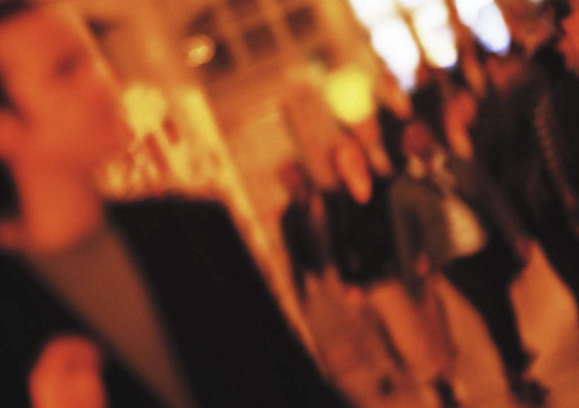 西方人,商务人士,商务男性,商务女性,站,走,横图,室内,白天,正面,衬衫,窗户,道路,路,欧洲,欧洲人,阴影,套装,朦胧,模糊,光线,影子,墙,小路,交通,许多人,拎,注视,玻璃窗,墙壁,墙面,阳光,观察,看,站着,一群人,观看,察看,关注,商务装,工薪阶层,男人,男性,年轻男性,年轻女性,女人,女性,白种人,白领,上班族,步行,散步,站立,走路,半身,彩图,衬衣,拎着