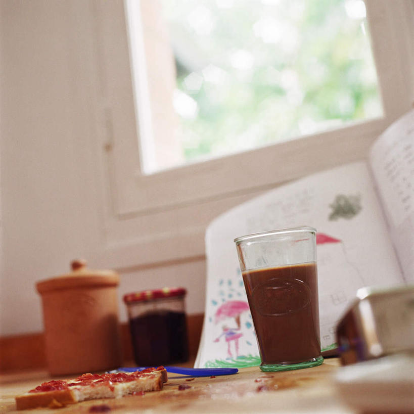 无人,方图,室内,白天,正面,烹饪,西餐,植物,餐桌,窗户,桌子,杯子,餐具,一块,阴影,朦胧,模糊,光线,碟子,高脚杯,盘,影子,墙,料理,食品,披萨,红酒杯,菜肴,美食,玻璃窗,墙壁,墙面,玻璃制品,树,树木,食物,绿色,阳光,自然,盘子,酒杯,碟,快餐,西式,佳肴,生长,成长,餐台,比萨,西式快餐,垃圾食品,意大利薄饼,玻璃杯,彩图