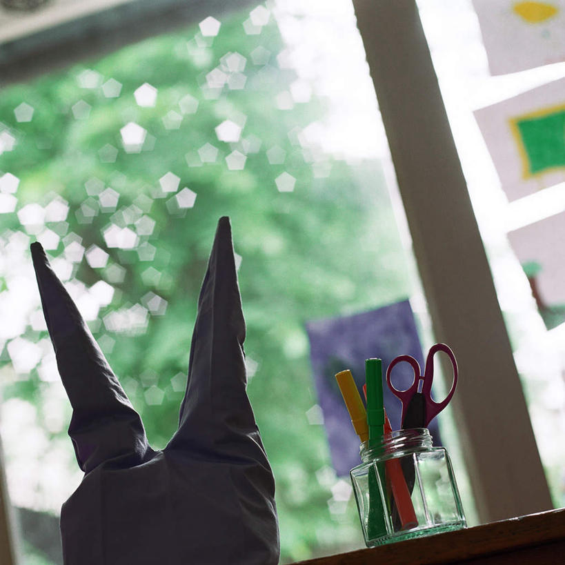 无人,方图,室内,白天,正面,游戏,植物,窗户,玩具,修剪,阴影,朦胧,模糊,光线,笔,工具,剪刀,影子,墙,办公用品,玩,娱乐,玻璃窗,墙壁,墙面,文具,树,树木,一个,绿色,黑色,阳光,自然,学习用品,休闲,益智,生长,单个,成长,活动,裁剪,文具用品,剪子,剪裁,切割,发泄,消遣,智力,宣泄,玩耍,嬉戏,彩图