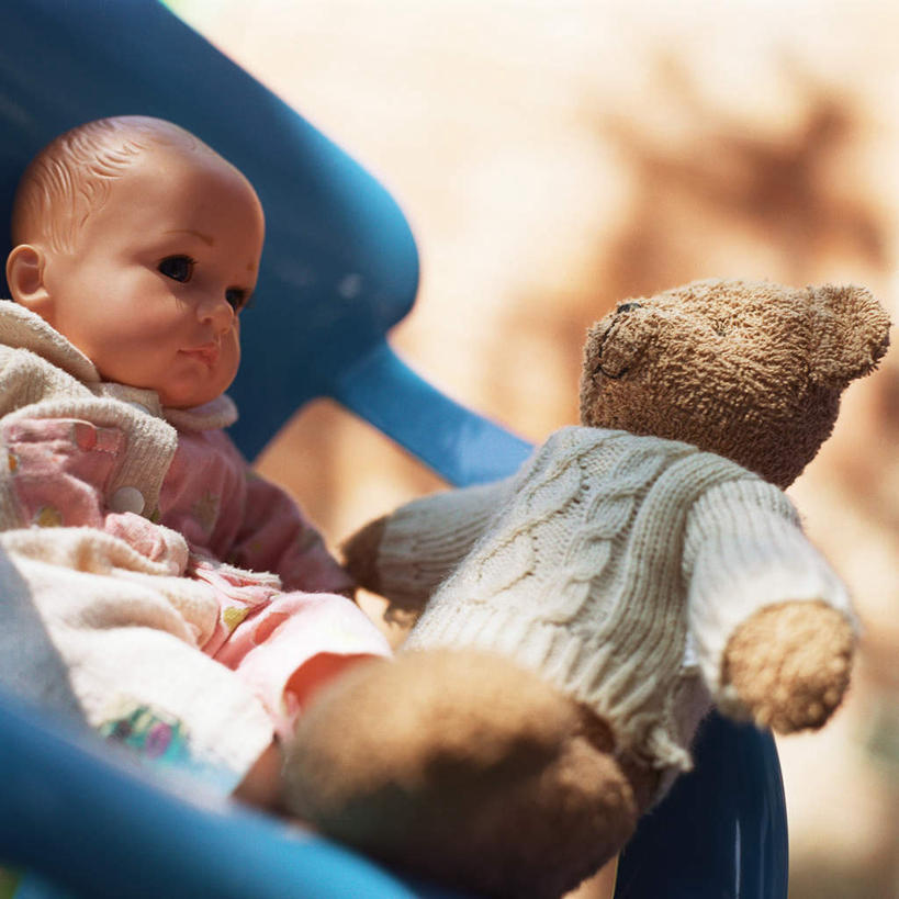 婴儿,儿童,一个人,坐,方图,室内,白天,正面,婴儿服装,游戏,纯洁,野生动物,熊,玩具,椅子,仅一个人,阴影,朦胧,模糊,光线,玩偶,影子,木椅,泰迪熊,玩,注视,娱乐,一个,小孩,粉色,蓝色,阳光,动物,玩具熊,观察,看,靠,靠着,倚靠,休闲,可爱,益智,毛绒玩具,活泼,单个,观看,安慰,察看,倚着,发泄,关注,消遣,宝宝,纯真,烂漫,无邪,宣泄,罗斯福熊,伶俐,天真,孩子,玩耍,嬉戏,坐着,半身,彩图,婴儿服,襁褓