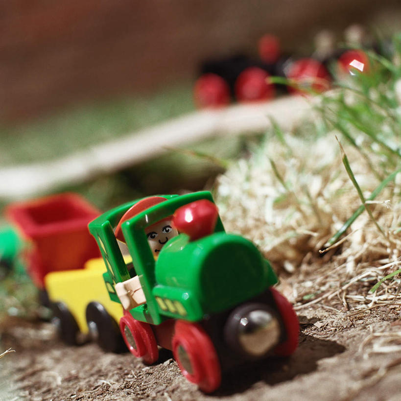 无人,方图,俯视,室内,特写,白天,游戏,草地,草坪,植物,卡车,玩具,阴影,朦胧,模糊,光线,影子,墙,地面,集装箱,玩,娱乐,墙壁,墙面,草,一个,红色,绿色,阳光,交通工具,休闲,益智,集装箱车,单个,活动,货车,发泄,消遣,智力,货运车,宣泄,载重汽车,玩耍,嬉戏,彩图,高角度拍摄