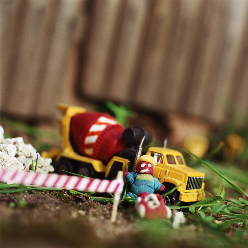 无人,方图,俯视,室内,特写,白天,游戏,草地,草坪,植物,卡车,玩具,一辆,阴影,条纹,朦胧,模糊,光线,影子,墙,集装箱,警告,玩,娱乐,墙壁,墙面,草,一个,红色,绿色,阳光,休闲,警示,益智,集装箱车,单个,活动,货车,禁止,提醒,发泄,提示,限制,消遣,智力,货运车,宣泄,危险,载重汽车,玩耍,嬉戏,彩图,高角度拍摄