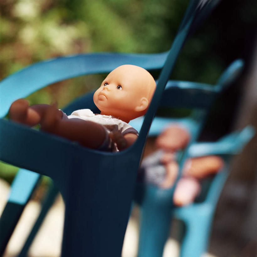 婴儿,儿童,三个人,坐,方图,室内,白天,侧面,纯洁,植物,椅子,一排,阴影,朦胧,模糊,整齐,光线,影子,地面,三把,注视,树,树木,排列,小孩,蓝色,绿色,阳光,自然,观察,看,靠,靠着,倚靠,可爱,活泼,生长,成长,观看,察看,倚着,队列,关注,宝宝,纯真,烂漫,无邪,伶俐,天真,孩子,坐着,半身,彩图