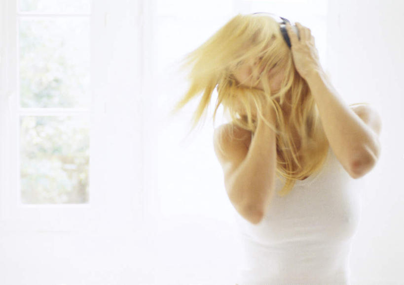 西方人,一个人,站,举,横图,室内,白天,正面,性感,快乐,满意,幸福,窗户,门,卧室,欧洲,欧洲人,仅一个年轻女性,仅一个女性,仅一个人,墙,音响,音乐,娱乐,玻璃窗,墙壁,墙面,耳机,门框,托,站着,享受,休闲,放松,捂,舒适,优美,享乐,年轻女性,女人,女性,白种人,举起,举手,举着,向上举,向上伸,向上托,站立,半身,彩图,睡房,卧房,捂着