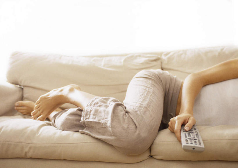 西方人,一个人,客厅,躺,横图,室内,白天,白色背景,正面,性感,靠垫,沙发,欧洲,欧洲人,仅一个年轻女性,仅一个女性,仅一个人,握,靠枕,拿,拿着,垫子,遥控器,枕头,握着,起居室,优美,布艺沙发,卧着,年轻女性,女人,女性,白种人,躺着,卧,半身,彩图