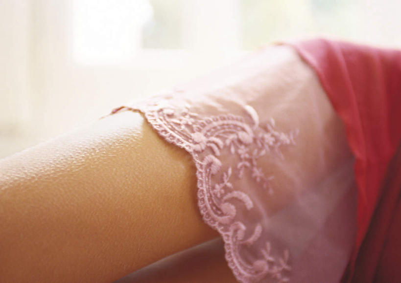 西方人,腿部,腿,一个人,躺,横图,室内,白天,正面,性感,窗户,卧室,欧洲,欧洲人,仅一个年轻女性,仅一个女性,仅一个人,玻璃窗,优美,卧着,年轻女性,女人,女性,白种人,躺着,卧,半身,彩图,睡房,卧房