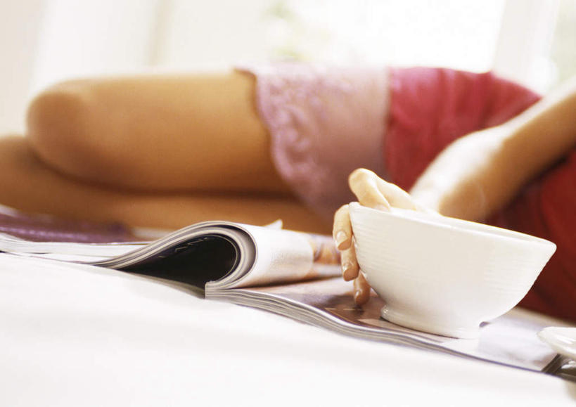 西方人,一个人,躺,横图,室内,白天,正面,性感,阅读,窗户,卧室,杂志,书籍,欧洲,欧洲人,仅一个年轻女性,仅一个女性,仅一个人,握,学习,拿,拿着,玻璃窗,一个,白色,碗,看,读书,浏览,握着,单个,优美,卧着,年轻女性,女人,女性,白种人,书,图书,躺着,卧,半身,彩图,睡房,卧房