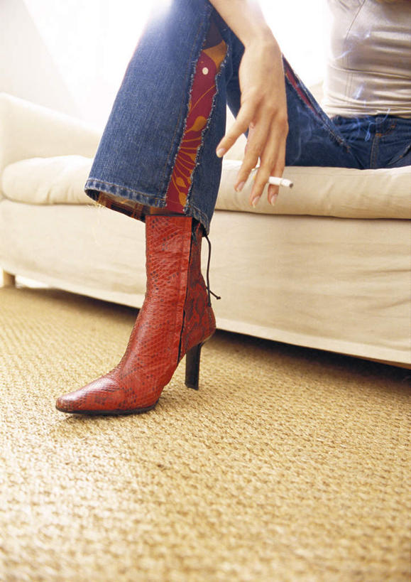 西方人,一个人,客厅,坐,竖图,室内,白天,仰视,高跟鞋,性感,地板,沙发,香烟,鞋子,欧洲,欧洲人,仅一个年轻女性,仅一个女性,仅一个人,一双,握,地面,拿,拿着,木地板,红色,烟,握着,张开双腿,起居室,优美,布艺沙发,年轻女性,女人,女性,白种人,卷烟,烟草,纸烟,坐着,半身,彩图,低角度拍摄