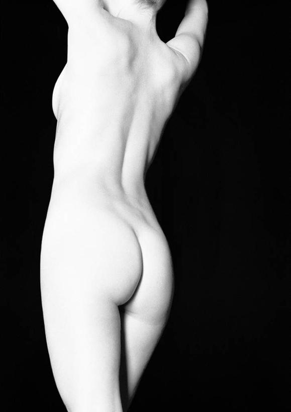 西方人,臀部,背,一个人,站,举,竖图,黑白,室内,白天,性感,欧洲,欧洲人,仅一个年轻女性,仅一个女性,仅一个人,黑色背景,裸露,背面,托,站着,摄影,影棚,赤裸,裸,年轻女性,女人,女性,白种人,屁股,手臂,举起,举手,举着,向上举,向上伸,向上托,站立,半身,影棚拍摄,拍摄