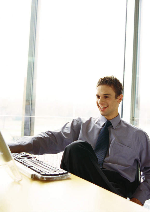 西方人,一个人,商务人士,商务男性,坐,笑,微笑,露齿笑,竖图,室内,白天,正面,衬衫,键盘,窗户,落地窗,桌子,椅子,欧洲,欧洲人,仅一个男性,仅一个人,套装,领带,二郎腿,注视,输入设备,通讯设备,玻璃窗,仅一个年轻男性,看,搭,伸手,观看,象征,庄重,搭着,关注,通信设备,商务装,身份,工薪阶层,正式,地位,男人,男性,年轻男性,白种人,白领,上班族,坐着,半身,彩图,衬衣