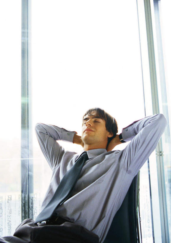 西方人,一个人,商务人士,商务男性,闭眼,竖图,室内,白天,仰视,衬衫,窗户,落地窗,椅子,欧洲,欧洲人,双手,仅一个男性,仅一个人,抱头,阴影,套装,光线,影子,领带,玻璃窗,仅一个年轻男性,阳光,靠,靠着,倚靠,倚着,象征,庄重,商务装,身份,工薪阶层,正式,地位,男人,男性,年轻男性,白种人,白领,上班族,闭眼睛,闭着眼,闭着眼睛,半身,彩图,低角度拍摄,衬衣
