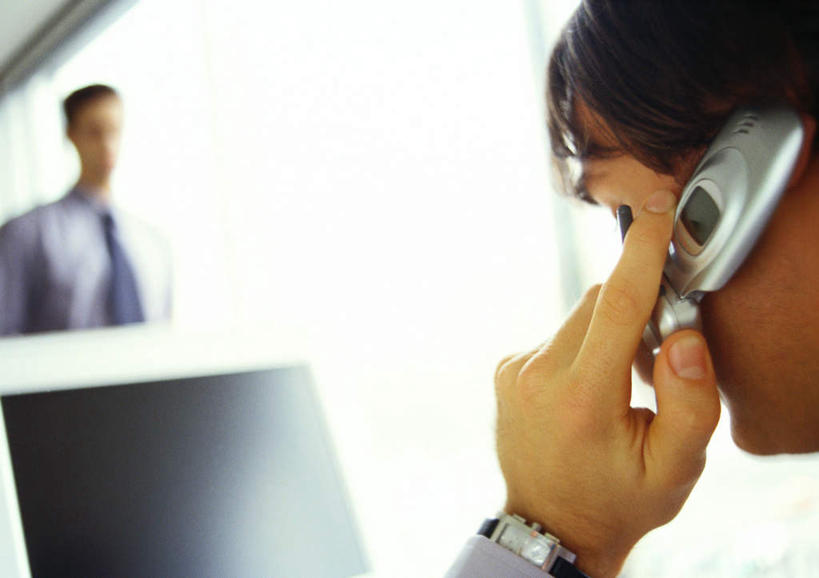 西方人,两个人,商务人士,商务男性,站,坐,举,打电话,横图,室内,白天,正面,衬衫,显示器,窗户,落地窗,电话,手机,欧洲,欧洲人,握,阴影,套装,时间,光线,屏幕,时钟,手表,影子,领带,拿,计时,拿着,通讯设备,显示屏,玻璃窗,阳光,钟表,托,站着,表,握着,腕表,象征,庄重,商务装,身份,工薪阶层,输出设备,正式,地位,交流,男人,男性,年轻男性,白种人,白领,上班族,钟,沟通,举着,通话,向上举,向上伸,向上托,站立,坐着,半身,彩图,衬衣