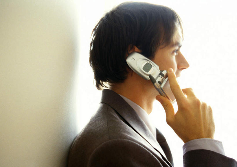 西方人,一个人,商务人士,商务男性,站,举,笑,打电话,微笑,横图,室内,白天,侧面,衬衫,窗户,落地窗,电话,手机,欧洲,欧洲人,仅一个男性,仅一个人,握,阴影,套装,光线,影子,墙,拿,拿着,注视,通讯设备,玻璃窗,墙壁,墙面,仅一个年轻男性,阳光,看,托,站着,握着,观看,关注,商务装,工薪阶层,交流,男人,男性,年轻男性,白种人,白领,上班族,沟通,举着,通话,向上举,向上伸,向上托,站立,半身,彩图,衬衣