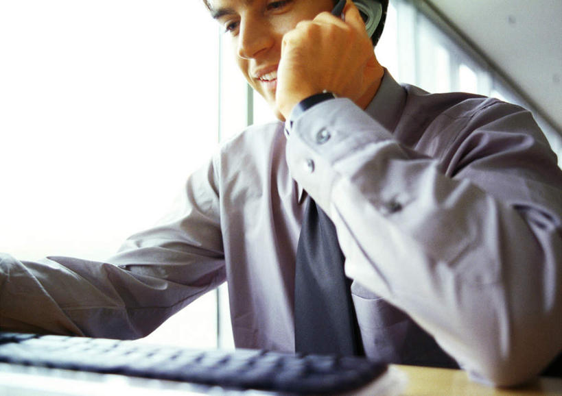 西方人,一个人,商务人士,商务男性,坐,举,笑,打电话,微笑,露齿笑,横图,室内,白天,正面,衬衫,键盘,窗户,落地窗,天花板,桌子,电话,手机,欧洲,欧洲人,仅一个男性,仅一个人,握,阴影,套装,光线,影子,领带,拿,拿着,注视,输入设备,通讯设备,玻璃窗,仅一个年轻男性,阳光,看,托,握着,观看,象征,庄重,关注,通信设备,商务装,身份,工薪阶层,正式,地位,交流,男人,男性,年轻男性,白种人,白领,上班族,沟通,举着,通话,向上举,向上伸,向上托,坐着,半身,彩图,衬衣