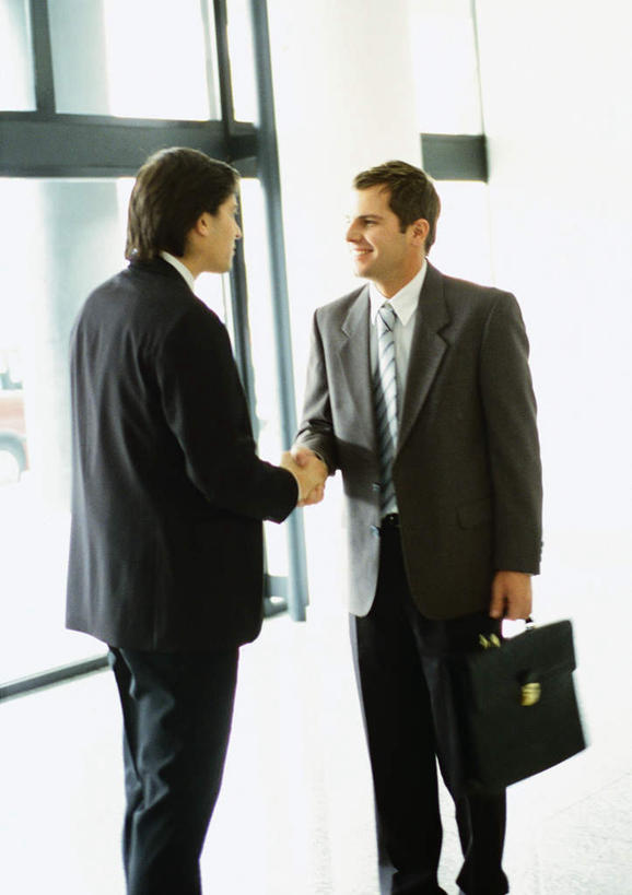 西方人,两个人,伙伴,同事,朋友,商务人士,商务男性,站,握手,笑,微笑,露齿笑,竖图,室内,白天,侧面,衬衫,友谊,成功,合作,团队,集体,信心,窗户,落地窗,欧洲,欧洲人,阴影,套装,光线,包,瓷砖,地砖,公文包,影子,墙,地面,队伍,玻璃窗,相视,墙壁,墙面,阳光,站着,面对面,公事包,对视,领导,成就,相对,商务装,合伙,领袖,工薪阶层,相看,友情,男人,男性,年轻男性,白种人,白领,上班族,搀手,拉手,手搀手,手拉手,手牵手,手握手,站立,半身,彩图,衬衣