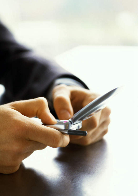 西方人,一个人,商务人士,商务男性,坐,打电话,竖图,室内,白天,侧面,衬衫,窗户,落地窗,桌子,电话,手机,欧洲,欧洲人,仅一个男性,仅一个人,握,阴影,套装,光线,影子,拿,拿着,通讯设备,玻璃窗,仅一个年轻男性,阳光,握着,商务装,工薪阶层,交流,男人,男性,年轻男性,白种人,白领,上班族,沟通,通话,坐着,半身,彩图,衬衣