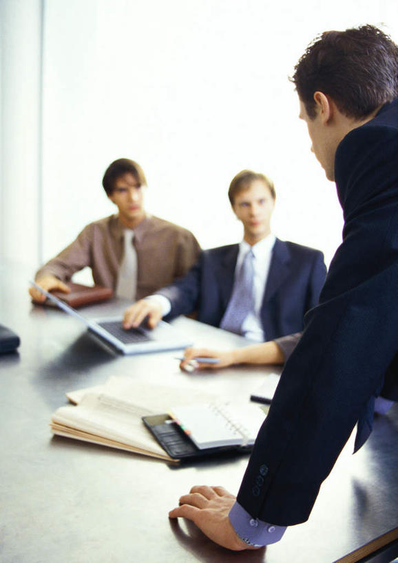 西方人,四个人,同事,商务人士,商务男性,商务女性,站,坐,竖图,室内,白天,侧面,衬衫,成功,合作,团队,集体,信心,电脑,笔记本电脑,窗户,落地窗,桌子,欧洲,欧洲人,弯腰,阴影,套装,光线,网络,笔,材料,档案,文件,影子,墙,办公用品,注视,通讯设备,队伍,玻璃窗,墙壁,墙面,文具,阳光,学习用品,资料,看,站着,搭,观看,文具用品,无线,领导,成就,搭着,关注,文档,通信设备,商务装,无线网络,合伙,领袖,无线上网,便携式电脑,工薪阶层,弯身,手提电脑,男人,男性,年轻男性,年轻女性,女人,女性,白种人,白领,上班族,站立,坐着,半身,彩图,衬衣