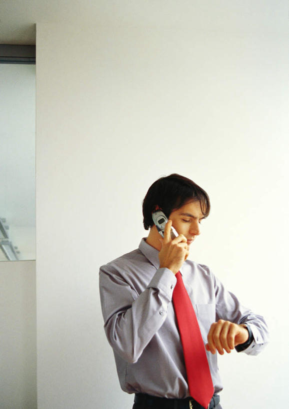 西方人,一个人,商务人士,商务男性,站,举,打电话,竖图,室内,白天,侧面,衬衫,门,电话,手机,欧洲,欧洲人,仅一个男性,仅一个人,握,套装,时间,时钟,手表,墙,领带,拿,计时,拿着,注视,通讯设备,墙壁,墙面,仅一个年轻男性,门框,钟表,看,托,站着,表,握着,观看,腕表,象征,庄重,关注,商务装,身份,工薪阶层,正式,地位,交流,男人,男性,年轻男性,白种人,白领,上班族,钟,沟通,举着,通话,向上举,向上伸,向上托,站立,半身,彩图,衬衣