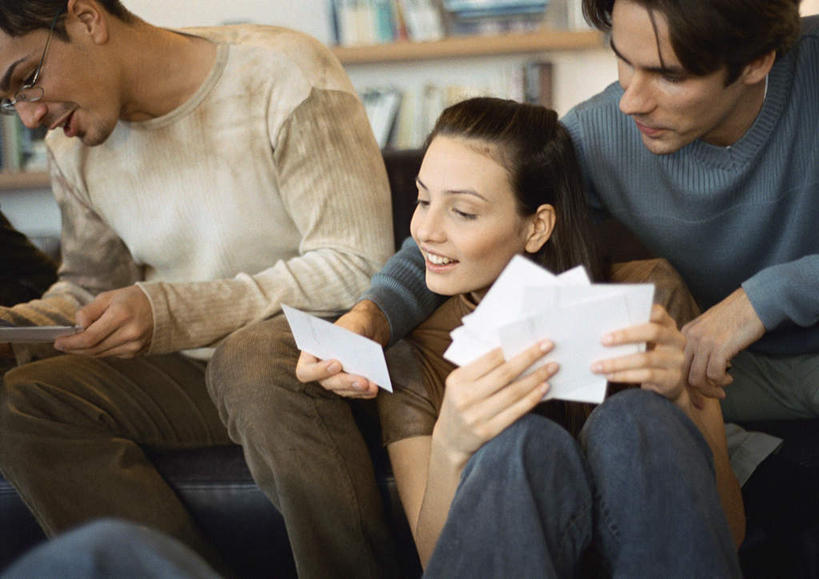 西方人,三个人,伙伴,朋友,坐,蹲,笑,微笑,露齿笑,横图,照片,室内,白天,正面,友谊,沙发,书架,书籍,欧洲,欧洲人,握,墙,拿,拿着,注视,墙壁,墙面,看,搭,握着,观看,搭着,关注,布艺沙发,友情,男人,男性,年轻男性,年轻女性,女人,女性,白种人,书,图书,相片,蹲着,坐着,半身,彩图