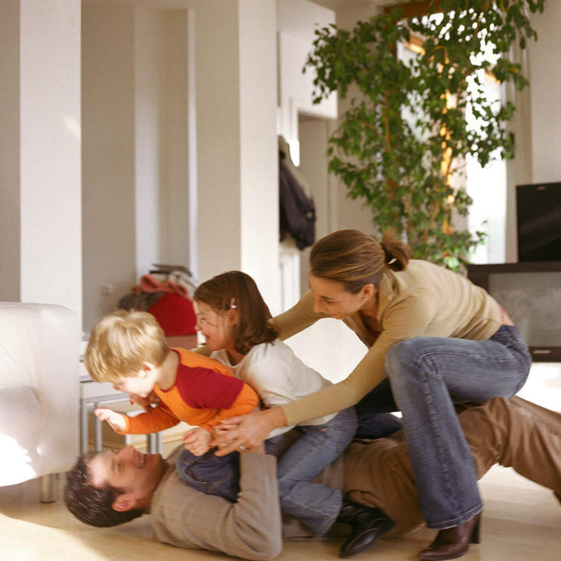 西方人,儿童,四个人,家庭,客厅,坐,躺,握手,笑,微笑,露齿笑,方图,室内,白天,侧面,纯洁,植物,地板,沙发,电视,欧洲,欧洲人,阴影,光线,盆栽,影子,墙,盆景,地面,木地板,墙壁,墙面,小孩,绿色,阳光,自然,扶,温暖,温馨,一家人,可爱,童年,童趣,生长,成长,和睦,起居室,扶着,关爱,亲情,布艺沙发,童真,烂漫,无邪,卧着,天真,男孩,男人,男性,年轻男性,年轻女性,女孩,女人,女性,白种人,电视机,搀手,拉手,手搀手,手拉手,手牵手,手握手,躺着,卧,坐着,半身,彩图,融洽,男生,女生