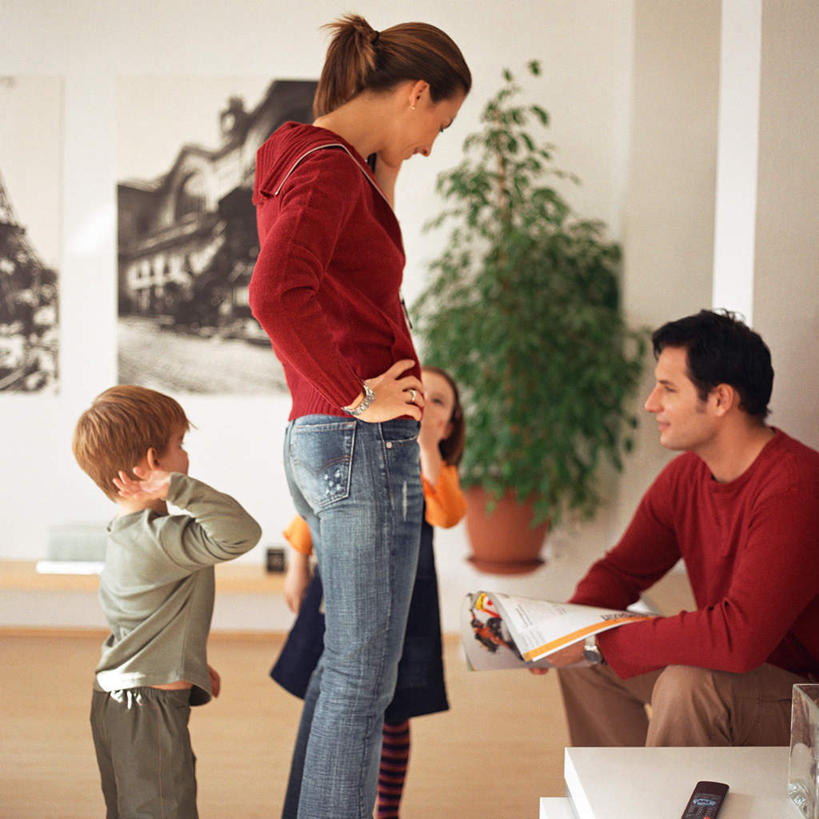 西方人,儿童,四个人,家庭,客厅,坐,举,笑,打电话,微笑,方图,室内,白天,侧面,阅读,纯洁,植物,地板,桌子,杂志,电话,手机,欧洲,欧洲人,握,学习,时间,盆栽,时钟,手表,墙,盆景,地面,拿,计时,拿着,注视,通讯设备,手叉腰,木地板,壁画,墙壁,墙面,小孩,绿色,自然,戒指,遥控器,钟表,叉腰,看,托,温暖,温馨,一家人,表,可爱,童年,童趣,读书,浏览,握着,生长,成长,观看,腕表,和睦,起居室,关注,童真,烂漫,无邪,交流,天真,男孩,男人,男性,年轻男性,年轻女性,女孩,女人,女性,白种人,钟,沟通,举着,抬头,通话,向上举,向上伸,向上托,仰头,坐着,半身,彩图,融洽,男生,女生