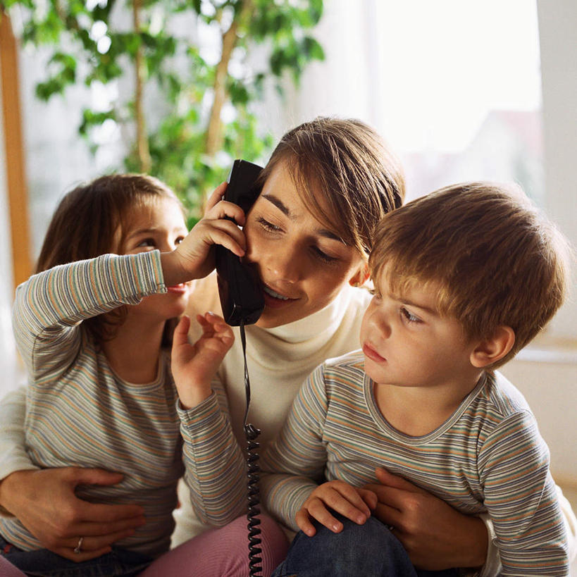 西方人,儿童,三个人,家庭,母亲,女儿,儿子,双胞胎,坐,举,抱,笑,打电话,微笑,露齿笑,方图,室内,白天,正面,纯洁,植物,窗户,电话,欧洲,欧洲人,握,盆栽,盆景,拿,拿着,通讯设备,玻璃窗,小孩,绿色,自然,话筒,托,温暖,温馨,母女,母子,一家人,电话线,可爱,母爱,童年,童趣,握着,生长,成长,抱着,和睦,搂着,童真,烂漫,无邪,交流,天真,男孩,男人,男性,年轻女性,女孩,女人,女性,白种人,电话机,沟通,怀抱,举着,搂,搂抱,通话,相抱,向上举,向上伸,向上托,拥抱,坐着,半身,彩图,融洽,男生,女生