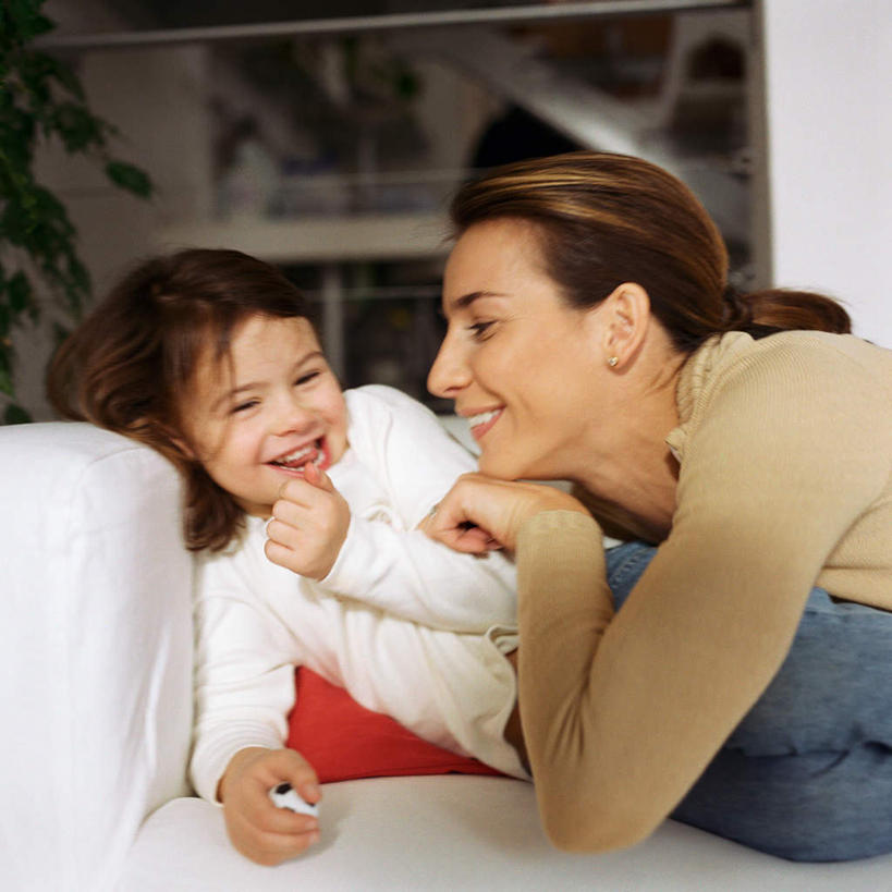 西方人,儿童,两个人,家庭,母亲,女儿,躺,蹲,笑,微笑,露齿笑,方图,室内,白天,侧面,游戏,纯洁,窗户,沙发,欧洲,欧洲人,墙,玩,娱乐,玻璃窗,墙壁,墙面,小孩,靠,靠着,握拳,休闲,温暖,温馨,母女,一家人,可爱,母爱,童年,童趣,活动,和睦,发泄,消遣,智力,布艺沙发,童真,烂漫,无邪,宣泄,卧着,天真,女孩,女人,女性,白种人,蹲着,躺着,玩耍,卧,嬉戏,半身,彩图,融洽,女生