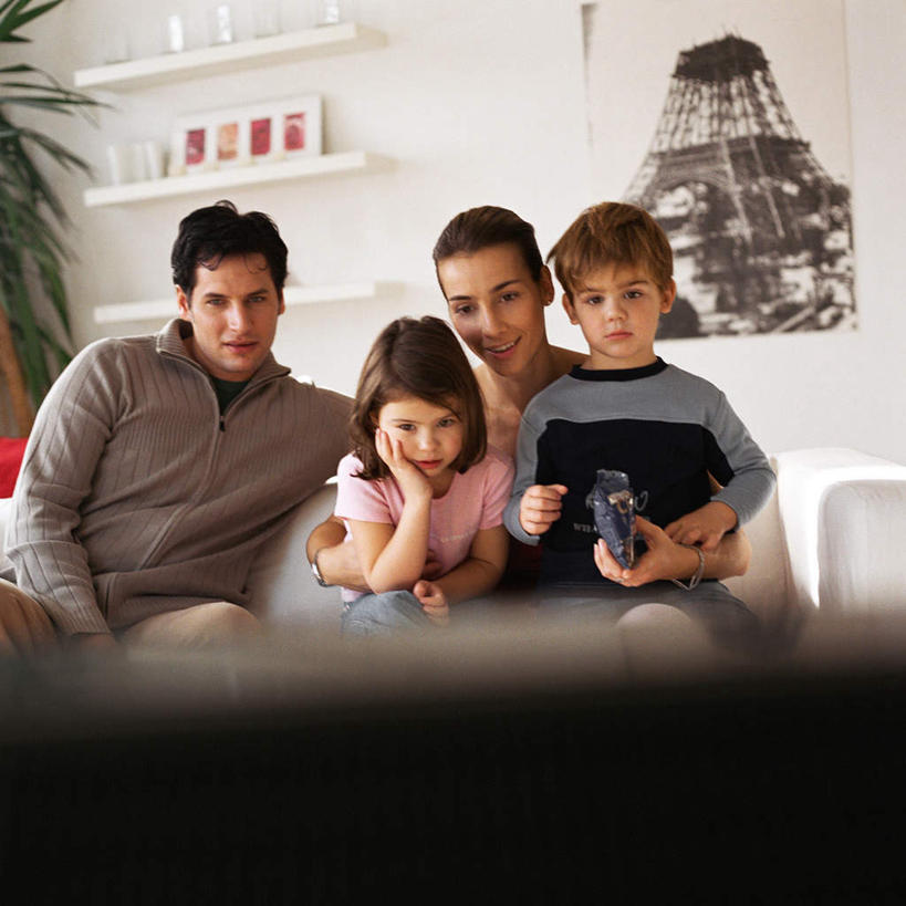 西方人,儿童,四个人,家庭,坐,抱,方图,照片,室内,白天,正面,纯洁,植物,沙发,杯子,电视,欧洲,欧洲人,撑,盆栽,盆景,托腮,注视,壁画,架子,玻璃制品,小孩,绿色,自然,水杯,零食,看,托,温暖,温馨,一家人,可爱,童年,童趣,生长,成长,抱着,观看,和睦,搂着,关注,托下巴,布艺沙发,童真,烂漫,无邪,天真,男孩,男人,男性,年轻男性,年轻女性,女孩,女人,女性,白种人,玻璃杯,电视机,相片,怀抱,搂,搂抱,相抱,拥抱,坐着,半身,彩图,融洽,男生,女生