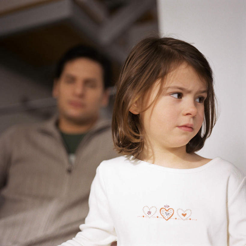 西方人,儿童,两个人,家庭,父亲,女儿,站,坐,方图,室内,白天,正面,纯洁,欧洲,欧洲人,生气,朦胧,模糊,墙,注视,墙壁,墙面,小孩,看,站着,温暖,温馨,父女,一家人,父爱,可爱,童年,童趣,愤怒,观看,和睦,发怒,关注,情绪,脾气,童真,烂漫,无邪,忿怒,怨恨,强烈,激动,天真,男人,男性,年轻男性,女孩,女人,女性,白种人,站立,坐着,半身,彩图,融洽,女生