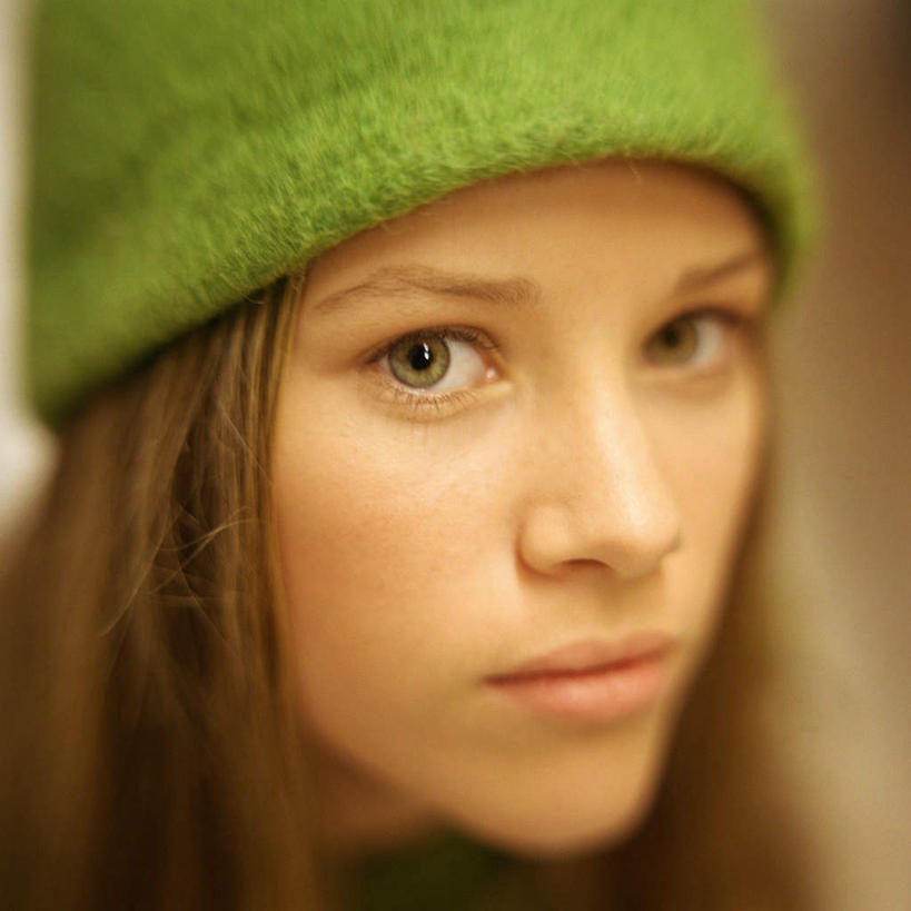 西方人,一个人,笑,微笑,方图,室内,特写,白天,背景,正面,帽子,欧洲,欧洲人,仅一个年轻女性,仅一个女性,仅一个人,朦胧,模糊,注视,绿色,看,观看,关注,棉帽,年轻女性,女人,女性,白种人,半身,彩图