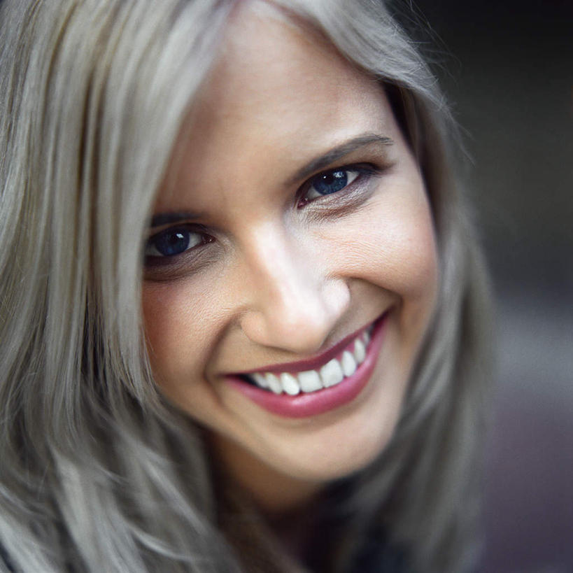 西方人,脸,头,脸颊,一个人,笑,微笑,露齿笑,方图,室内,特写,白天,背景,正面,欧洲,欧洲人,仅一个年轻女性,仅一个女性,仅一个人,朦胧,模糊,注视,看,观看,优美,关注,年轻女性,女人,女性,白种人,头部,脸部,脸蛋,面部,半身,彩图