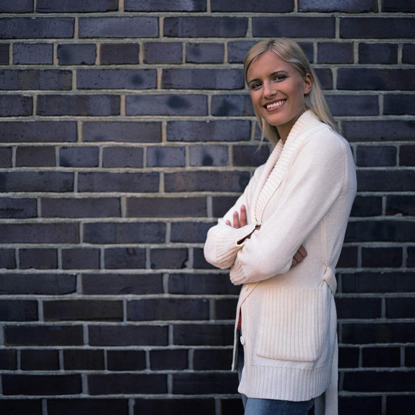 西方人,一个人,站,笑,双手交叉,微笑,露齿笑,方图,室内,白天,侧面,欧洲,欧洲人,仅一个年轻女性,仅一个女性,仅一个人,墙,注视,墙壁,墙面,看,站着,观看,双手抱胸,关注,年轻女性,女人,女性,白种人,站立,半身,彩图