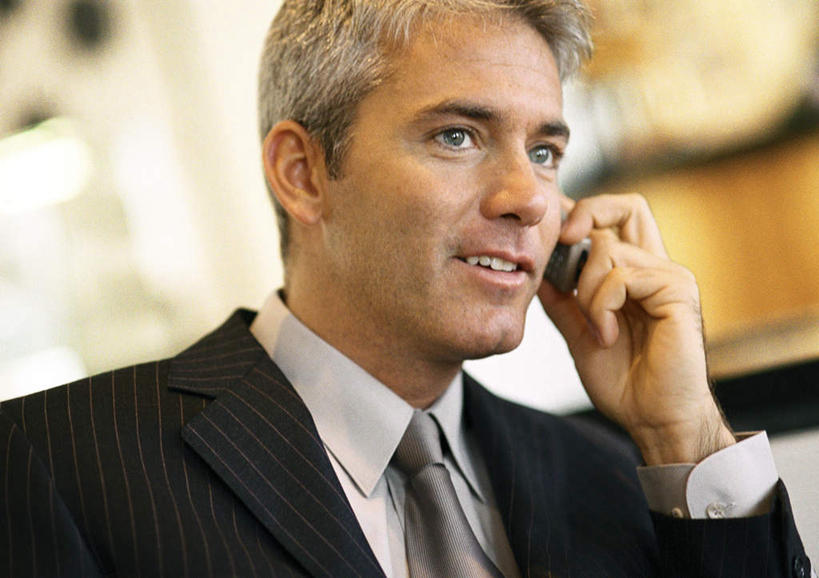 西方人,一个人,站,举,笑,说,打电话,微笑,露齿笑,横图,室内,白天,侧面,讨论,电话,手机,欧洲,欧洲人,仅一个男性,仅一个人,仅一个中年男性,握,朦胧,模糊,墙,领带,拿,拿着,通讯设备,墙壁,墙面,托,站着,握着,象征,庄重,身份,正式,地位,交流,男人,男性,中年男性,白种人,沟通,讲话,交谈,举着,商讨,说话,谈话,通话,向上举,向上伸,向上托,站立,半身,彩图