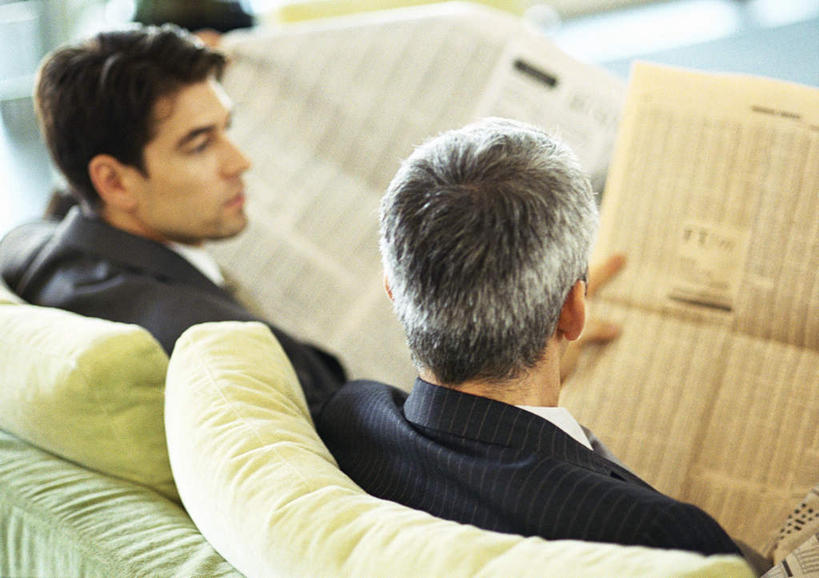 西方人,两个人,同事,商务人士,商务男性,坐,举,横图,俯视,室内,白天,衬衫,阅读,成功,合作,团队,集体,信心,窗户,靠垫,沙发,报纸,欧洲,欧洲人,握,学习,套装,朦胧,模糊,靠枕,拿,拿着,注视,队伍,玻璃窗,垫子,枕头,看,托,浏览,握着,观看,领导,成就,关注,商务装,合伙,领袖,布艺沙发,工薪阶层,男人,男性,年轻男性,中年男性,白种人,白领,上班族,举着,向上举,向上伸,向上托,坐着,半身,彩图,高角度拍摄,衬衣