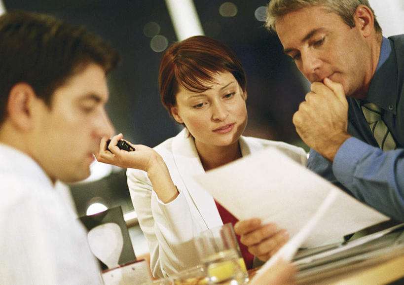 果汁,西方人,三个人,同事,商务人士,商务男性,商务女性,坐,举,打电话,横图,室内,白天,正面,衬衫,成功,合作,团队,集体,信心,餐桌,窗户,桌子,杯子,电话,手机,欧洲,欧洲人,撑,握,阴影,套装,光线,材料,档案,文件,影子,墙,拿,拿着,托腮,注视,通讯设备,队伍,玻璃窗,墙壁,墙面,玻璃制品,阳光,水杯,资料,看,托,握着,餐台,观看,领导,成就,关注,托下巴,文档,商务装,合伙,领袖,工薪阶层,交流,男人,男性,年轻男性,年轻女性,女人,女性,中年男性,白种人,白领,上班族,玻璃杯,沟通,举着,通话,向上举,向上伸,向上托,坐着,半身,彩图,衬衣