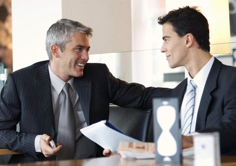 西方人,两个人,同事,商务人士,商务男性,坐,笑,打电话,微笑,露齿笑,横图,室内,白天,正面,衬衫,成功,合作,团队,集体,信心,餐桌,沙发,桌子,电话,手机,欧洲,欧洲人,握,套装,材料,档案,文件,墙,领带,拿,拿着,注视,通讯设备,队伍,相视,墙壁,墙面,资料,看,面对面,握着,餐台,观看,对视,领导,象征,庄重,成就,关注,文档,相对,商务装,身份,合伙,领袖,工薪阶层,相看,正式,地位,交流,男人,男性,年轻男性,中年男性,白种人,白领,上班族,沟通,通话,坐着,半身,彩图,衬衣,皮沙发