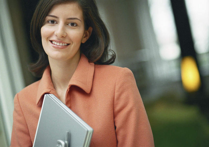 西方人,一个人,商务人士,商务女性,站,笑,打电话,微笑,露齿笑,横图,室内,白天,正面,电脑,笔记本电脑,窗户,电话,手机,欧洲,欧洲人,仅一个年轻女性,仅一个女性,仅一个人,套装,朦胧,模糊,网络,注视,通讯设备,玻璃窗,看,站着,观看,无线,关注,通信设备,商务装,无线网络,无线上网,便携式电脑,工薪阶层,交流,手提电脑,年轻女性,女人,女性,白种人,白领,上班族,沟通,通话,站立,半身,彩图