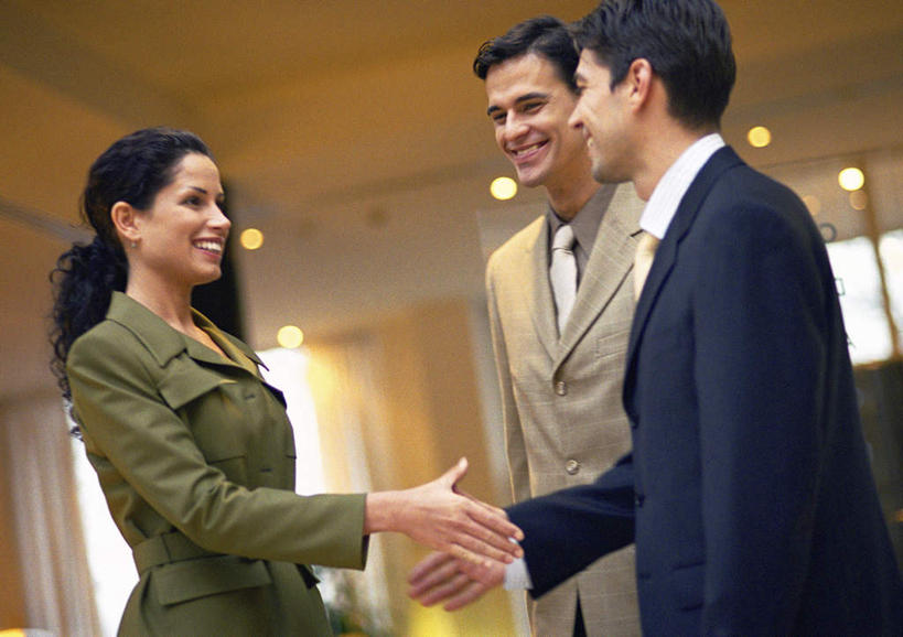 西方人,三个人,伙伴,同事,朋友,商务人士,商务男性,商务女性,站,握手,笑,微笑,露齿笑,横图,室内,白天,正面,衬衫,友谊,成功,合作,团队,集体,信心,天花板,照明,欧洲,欧洲人,套装,灯光,队伍,顶灯,灯,灯具,站着,伸手,照亮,领导,照明设备,成就,商务装,合伙,领袖,工薪阶层,友情,男人,男性,年轻男性,年轻女性,女人,女性,白种人,白领,上班族,搀手,拉手,手搀手,手拉手,手牵手,手握手,站立,半身,彩图,衬衣