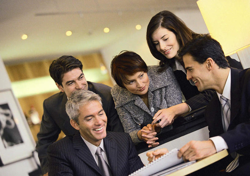 西方人,同事,商务人士,商务男性,商务女性,站,坐,笑,微笑,露齿笑,横图,室内,白天,正面,衬衫,成功,合作,团队,集体,信心,沙发,台灯,天花板,桌子,书籍,照明,欧洲,欧洲人,五个人,撑,握,套装,笔,材料,档案,文件,灯光,办公用品,许多人,拿,拿着,托腮,注视,队伍,顶灯,灯,文具,学习用品,资料,灯具,看,趴着,托,站着,一群人,握着,观看,文具用品,照亮,领导,照明设备,成就,关注,托下巴,文档,商务装,合伙,领袖,工薪阶层,男人,男性,年轻男性,年轻女性,女人,女性,中年男性,白种人,白领,上班族,书,图书,趴,站立,坐着,半身,彩图,衬衣,皮沙发