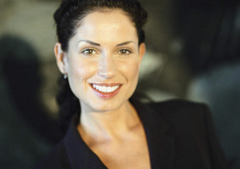 西方人,脸,头,脸颊,一个人,商务人士,商务女性,站,笑,微笑,露齿笑,横图,室内,特写,白天,背景,正面,欧洲,欧洲人,仅一个年轻女性,仅一个女性,仅一个人,套装,朦胧,模糊,注视,看,站着,观看,关注,商务装,工薪阶层,年轻女性,女人,女性,白种人,头部,脸部,脸蛋,面部,白领,上班族,站立,半身,彩图