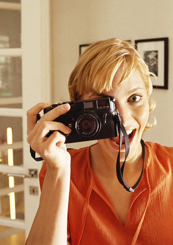 西方人,一个人,站,举,笑,微笑,露齿笑,竖图,室内,白天,正面,门,相机,欧洲,欧洲人,仅一个年轻女性,仅一个女性,仅一个人,握,墙,拿,拿着,壁画,墙壁,墙面,拍照,数码相机,门框,托,站着,张嘴,握着,摄影,张大嘴巴,年轻女性,女人,女性,白种人,照相机,张开嘴,举着,向上举,向上伸,向上托,站立,半身,彩图,照相