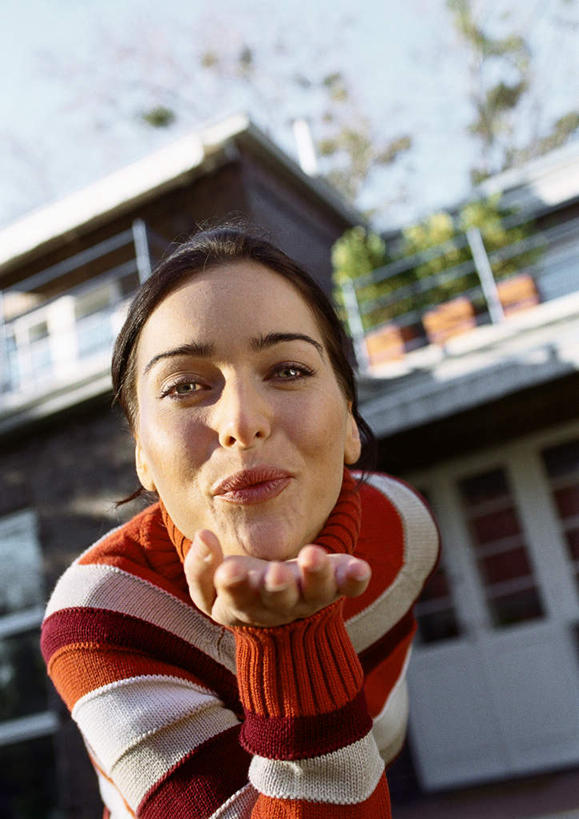 西方人,一个人,家,站,笑,微笑,露齿笑,竖图,室外,白天,仰视,植物,欧洲,欧洲人,仅一个年轻女性,仅一个女性,仅一个人,撑,阴影,朦胧,模糊,光线,盆栽,影子,房屋,屋子,盆景,托腮,楼房,住宅,蓝色,绿色,蓝天,天空,阳光,自然,天,吹,托,站着,生长,晴朗,成长,托下巴,万里无云,年轻女性,女人,女性,白种人,晴空,晴空万里,站立,半身,彩图,低角度拍摄,房子