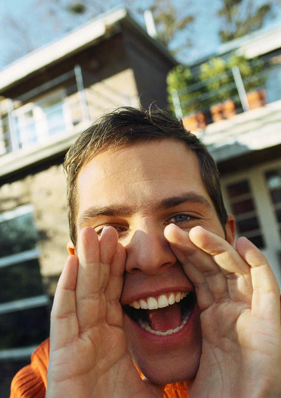 西方人,一个人,家,站,举,笑,微笑,露齿笑,竖图,室外,特写,白天,正面,植物,欧洲,欧洲人,仅一个男性,仅一个人,阴影,光线,盆栽,影子,房屋,屋子,盆景,楼房,住宅,仅一个年轻男性,蓝色,绿色,蓝天,天空,阳光,自然,天,托,站着,张嘴,喊,遮,遮掩,生长,晴朗,成长,掩盖,遮挡,张大嘴巴,遮盖,万里无云,掩饰,男人,男性,年轻男性,白种人,晴空,晴空万里,张开嘴,举着,向上举,向上伸,向上托,站立,半身,彩图,房子