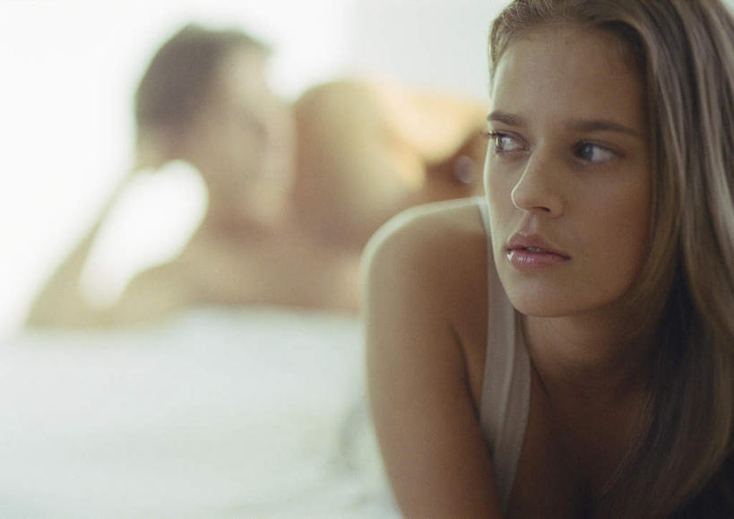 西方人,两个人,夫妻,躺,横图,室内,白天,正面,爱情,欧洲,欧洲人,撑,浪漫,托腮,注视,裸露,看,趴着,托,恩爱,恋人,观看,关注,托下巴,裸,卧着,男人,男性,年轻男性,年轻女性,女人,女性,白种人,情侣,趴,躺着,卧,半身,彩图,伴侣