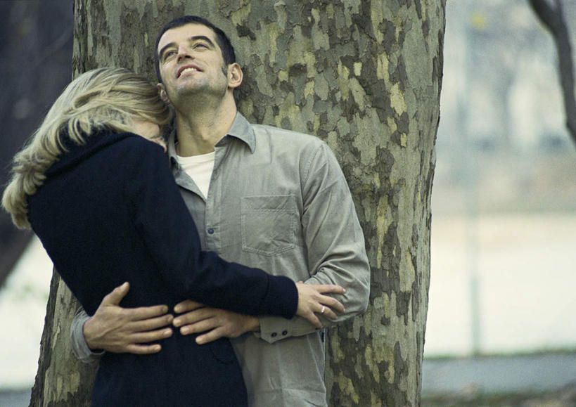 西方人,背部,两个人,夫妻,站,抱,横图,室外,白天,正面,爱情,树林,植物,欧洲,欧洲人,浪漫,注视,树,树木,绿色,自然,看,靠,靠着,倚靠,站着,恩爱,恋人,生长,成长,抱着,搂着,倚着,关注,男人,男性,年轻男性,年轻女性,女人,女性,白种人,情侣,怀抱,搂,搂抱,抬头,相抱,仰头,拥抱,站立,半身,彩图,伴侣