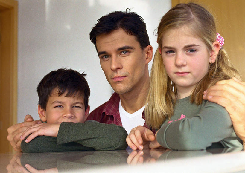 西方人,儿童,三个人,家庭,父亲,女儿,儿子,坐,笑,双手交叉,微笑,横图,室内,白天,正面,纯洁,门,桌子,欧洲,欧洲人,墙,注视,墙壁,墙面,小孩,门框,看,趴着,温暖,温馨,父女,父子,一家人,父爱,可爱,童年,童趣,观看,和睦,双手抱胸,关注,童真,烂漫,无邪,天真,男孩,男人,男性,年轻男性,女孩,女人,女性,白种人,趴,坐着,半身,彩图,融洽,男生,女生