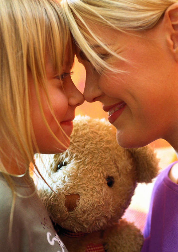 西方人,儿童,脸,头,脸颊,两个人,家庭,母亲,女儿,站,笑,微笑,露齿笑,竖图,室内,特写,白天,侧面,纯洁,欧洲,欧洲人,玩偶,小熊,注视,相视,小孩,看,站着,温暖,温馨,母女,一家人,面对面,可爱,母爱,童年,童趣,观看,对视,和睦,碰头,关注,相对,童真,烂漫,无邪,相看,天真,年轻女性,女人,女性,白种人,头部,脸部,脸蛋,面部,站立,半身,彩图,融洽,女生