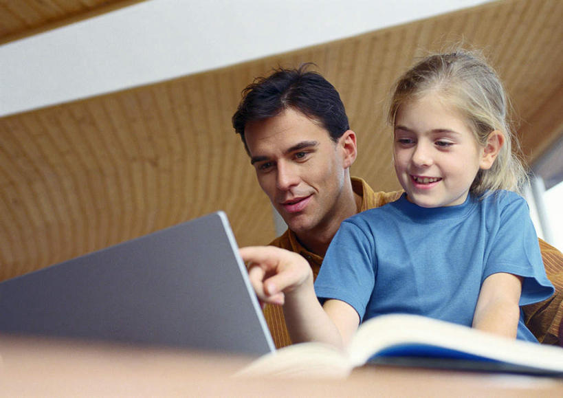 西方人,儿童,两个人,家庭,父亲,儿子,坐,笑,微笑,露齿笑,横图,室内,白天,仰视,看书,阅读,纯洁,电脑,笔记本电脑,天花板,书籍,欧洲,欧洲人,学习,指,网络,注视,通讯设备,小孩,书本,看,温暖,温馨,父子,一家人,父爱,可爱,童年,童趣,读书,浏览,观看,和睦,无线,关注,通信设备,无线网络,无线上网,便携式电脑,童真,烂漫,无邪,天真,手提电脑,男人,男性,年轻男性,女孩,女人,女性,白种人,书,图书,坐着,半身,彩图,低角度拍摄,融洽,女生
