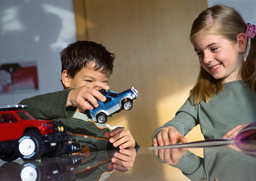 西方人,儿童,两个人,家庭,坐,举,横图,室内,白天,正面,游戏,纯洁,门,桌子,汽车,玩具,欧洲,欧洲人,握,阴影,光线,影子,墙,拿,玩,拿着,注视,兄妹,娱乐,墙壁,墙面,小孩,阳光,模型,门框,看,托,休闲,温暖,温馨,一家人,可爱,童年,童趣,益智,握着,观看,活动,和睦,发泄,关注,消遣,智力,童真,烂漫,无邪,宣泄,天真,男孩,男人,男性,女孩,女人,女性,白种人,举着,玩耍,嬉戏,向上举,向上伸,向上托,坐着,半身,彩图,融洽,男生,女生